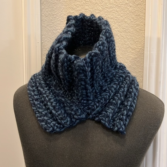 NEW! Crochet neck cowl - bulky knit scarf - Picture 1 of 7